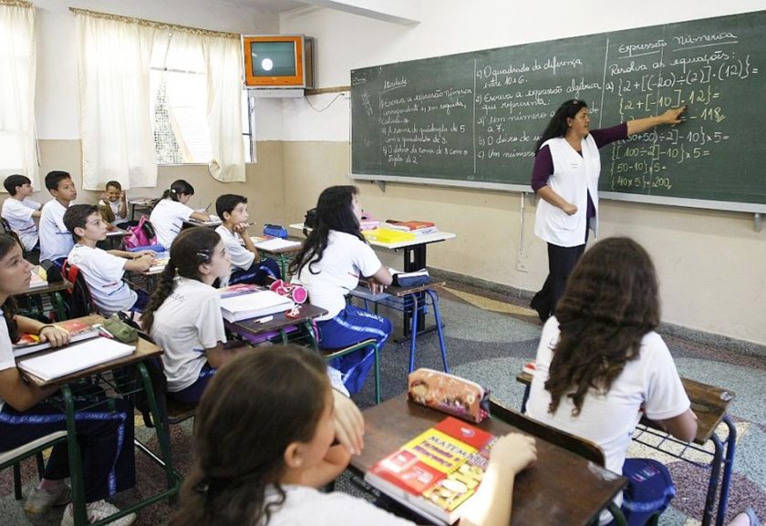 Professor de matemática ensinando em sala de aula